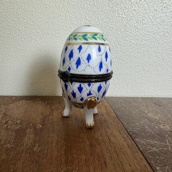 Hand painted Ceramic footed decorative Easter Egg hinged trinket ring box - Picture 5 of 8